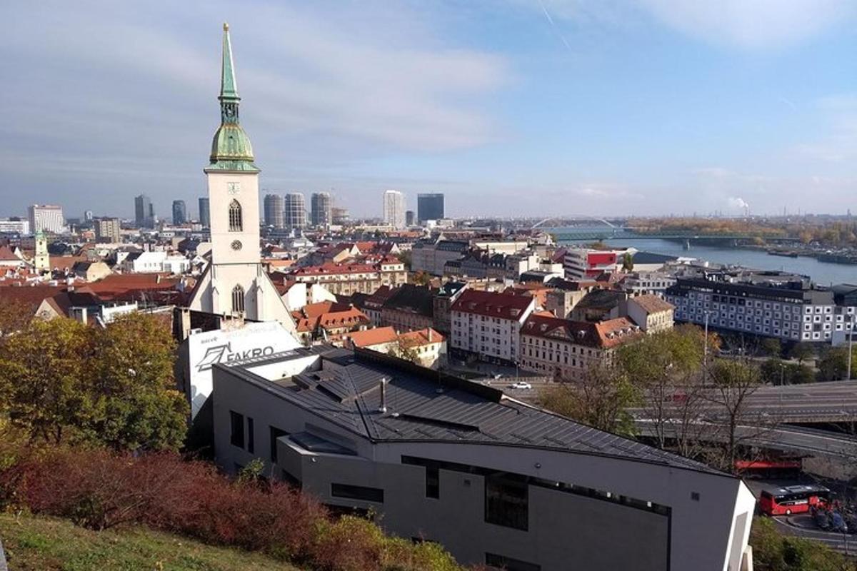 útsýni yfir borg með kirkju með turni