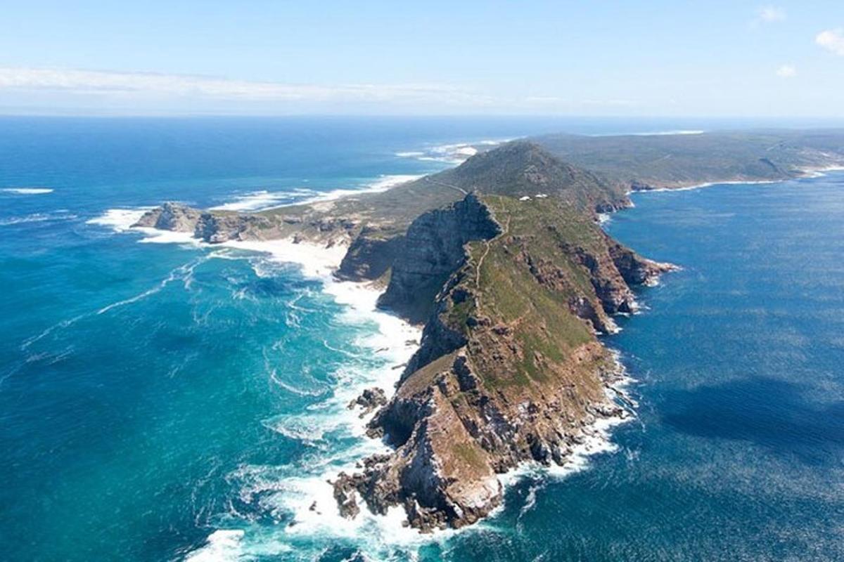 una vista aerea di un'isola nell'oceano