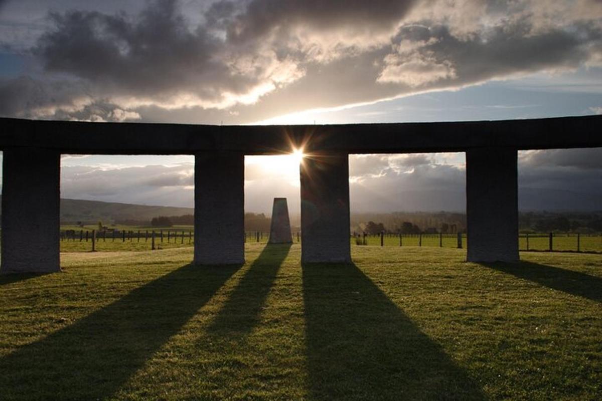 obelisk á akri þar sem sólin skín í gegn