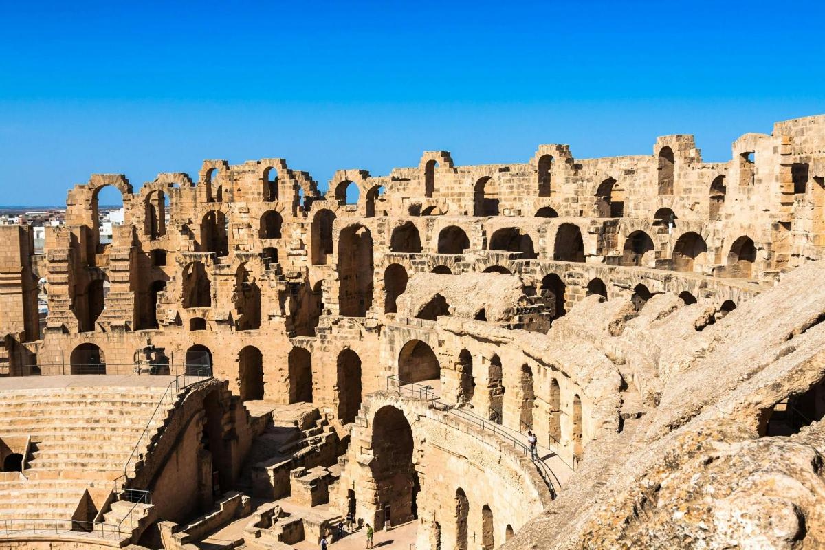 egy amfiteátrum a kolosszeum romjai között