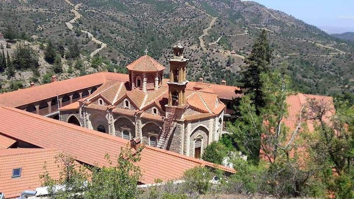 un gran edifici amb una torre del rellotge a sobre