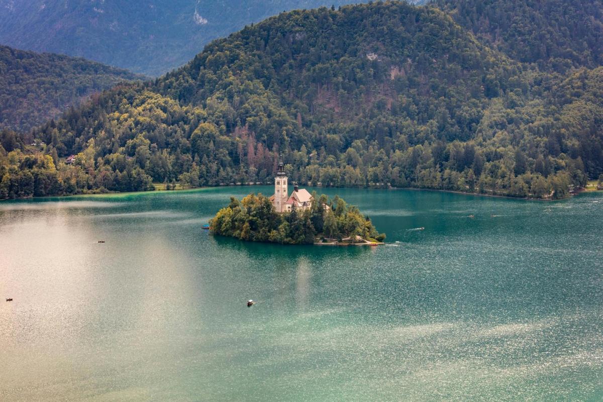 una pequeña isla en medio de un lago