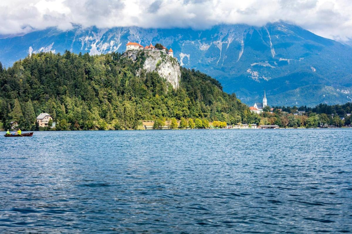 un grande specchio d'acqua con un castello su una montagna