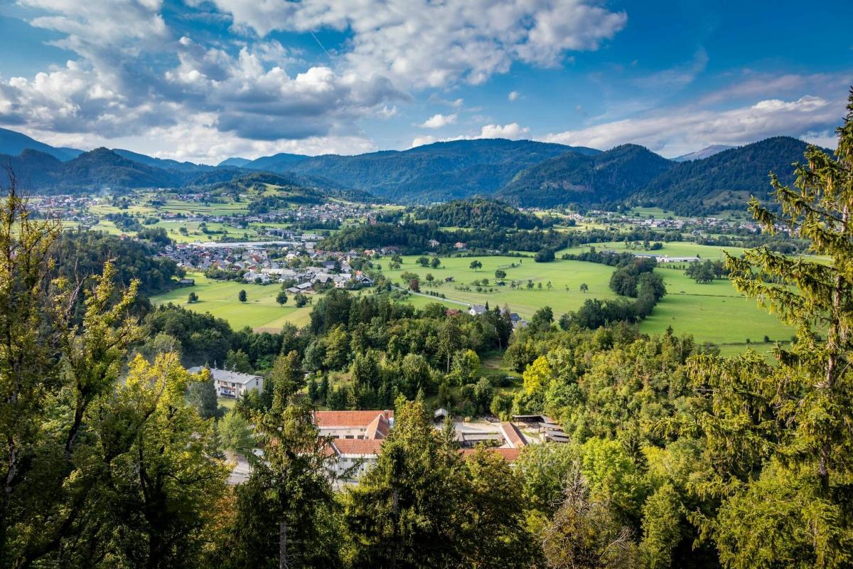 una vista di una città in una valle con montagne