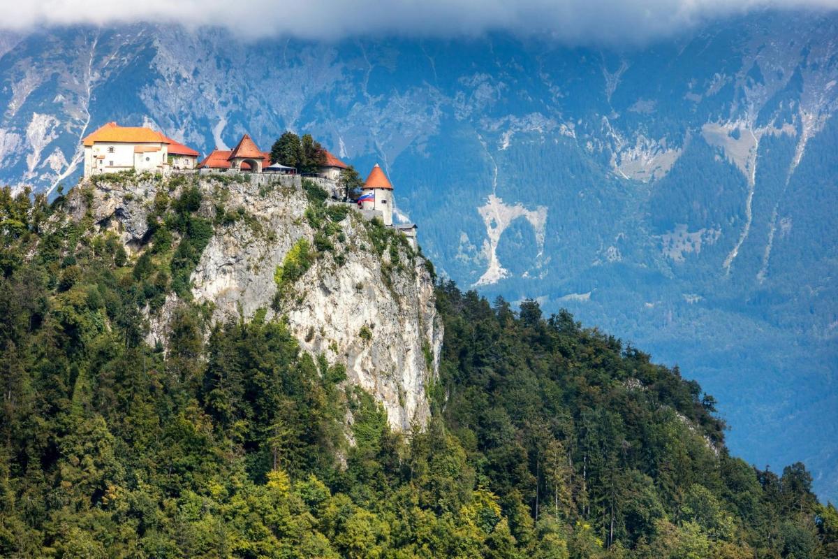una casa in cima a una montagna