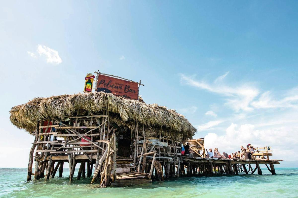 um restaurante em um píer no oceano