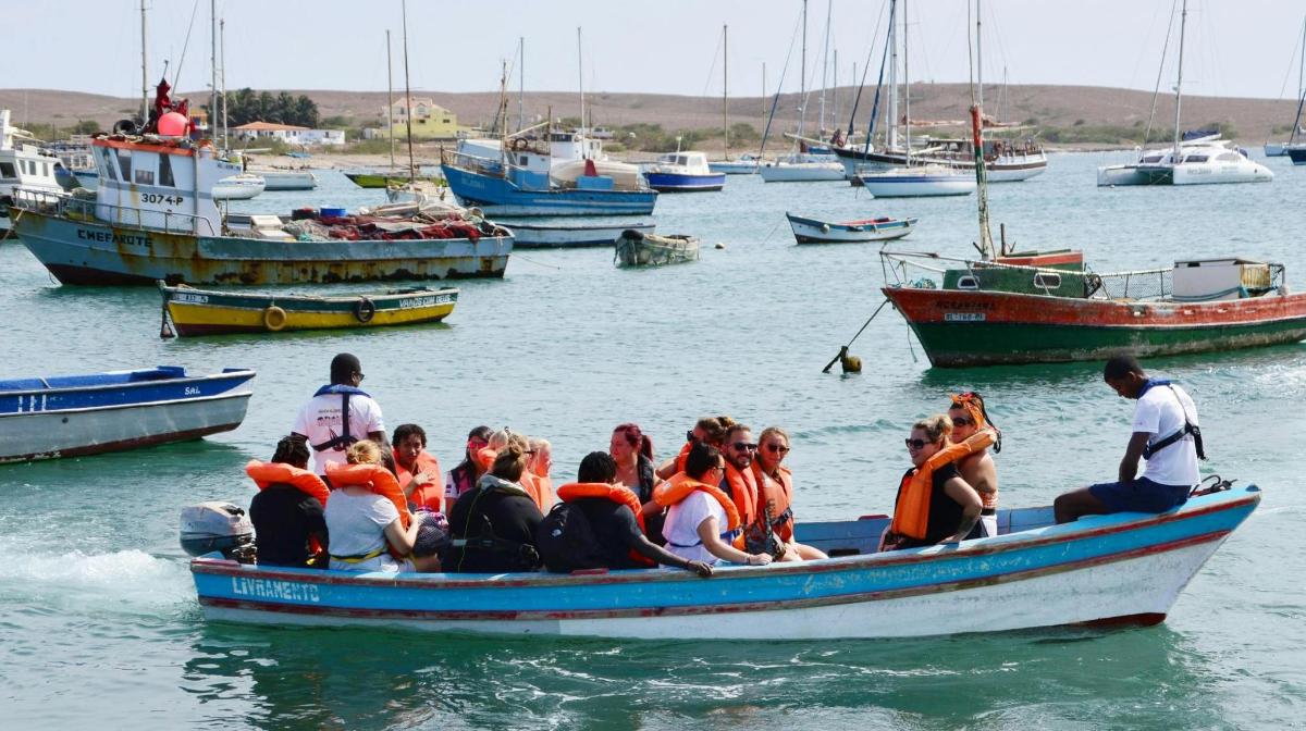 skupina lidí v lodi ve vodě