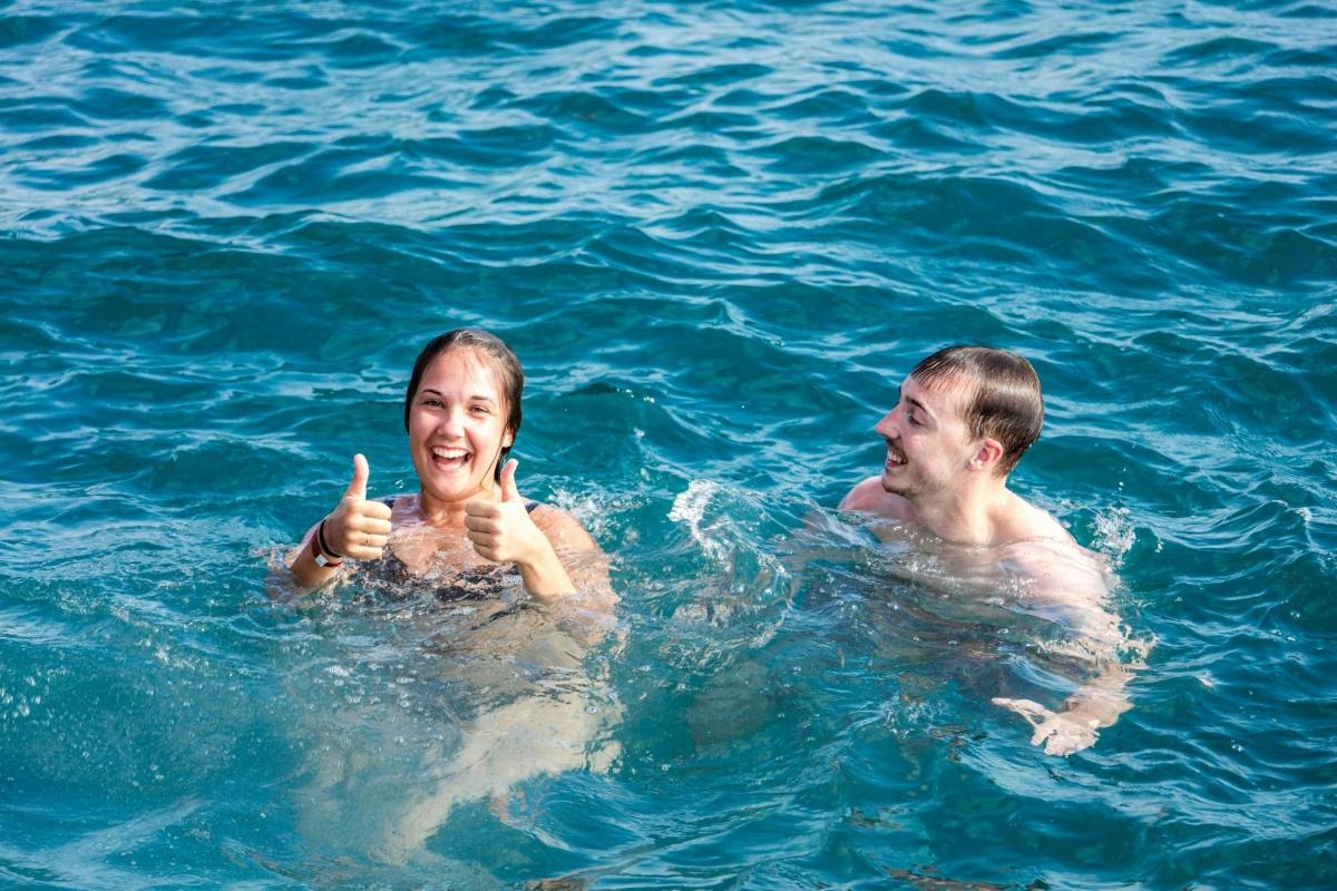 muž a žena ve vodě ukazují palec nahoru