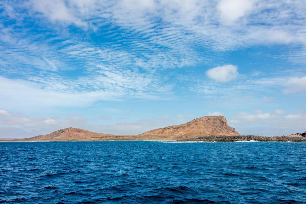 pohled na velkou vodní plochu s horami v pozadí