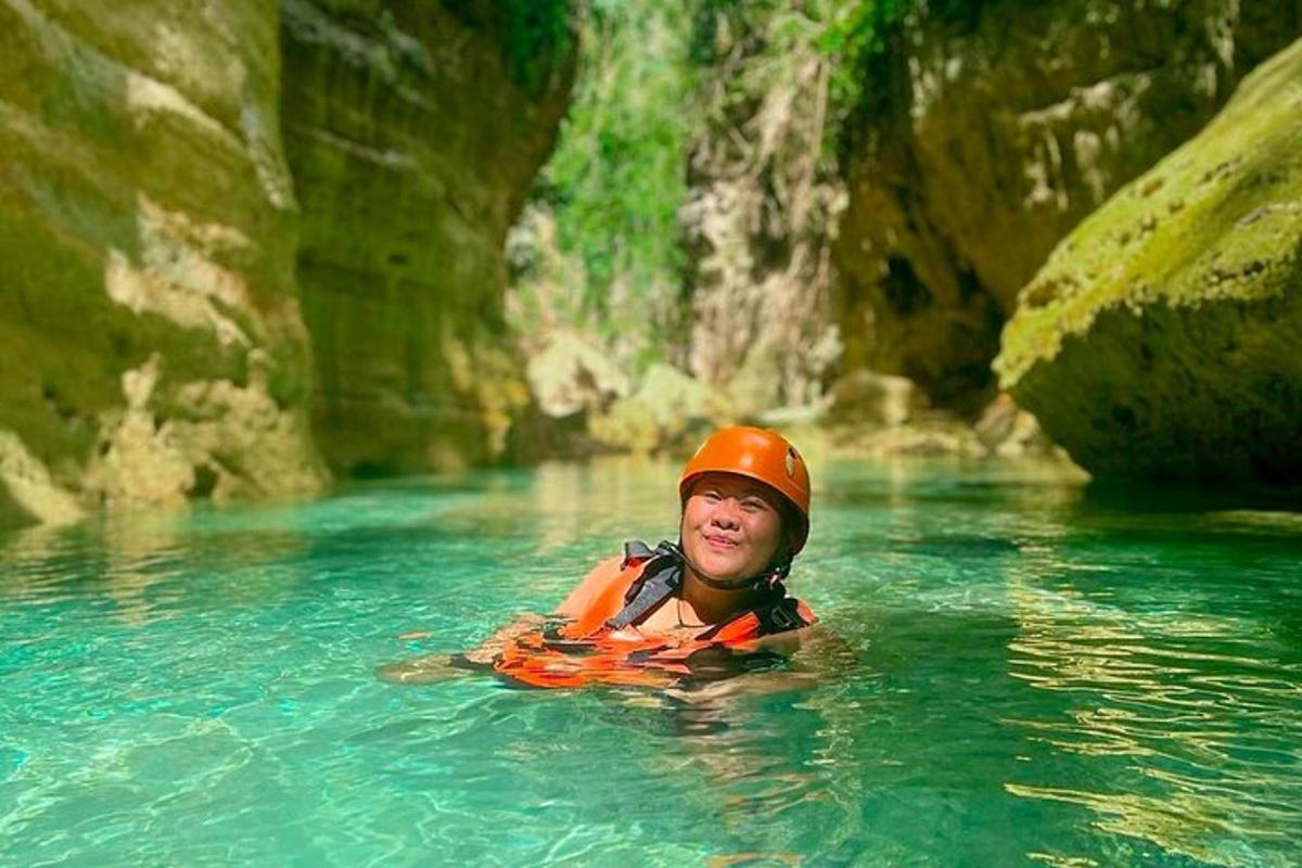 un ragazzino nell'acqua di un fiume