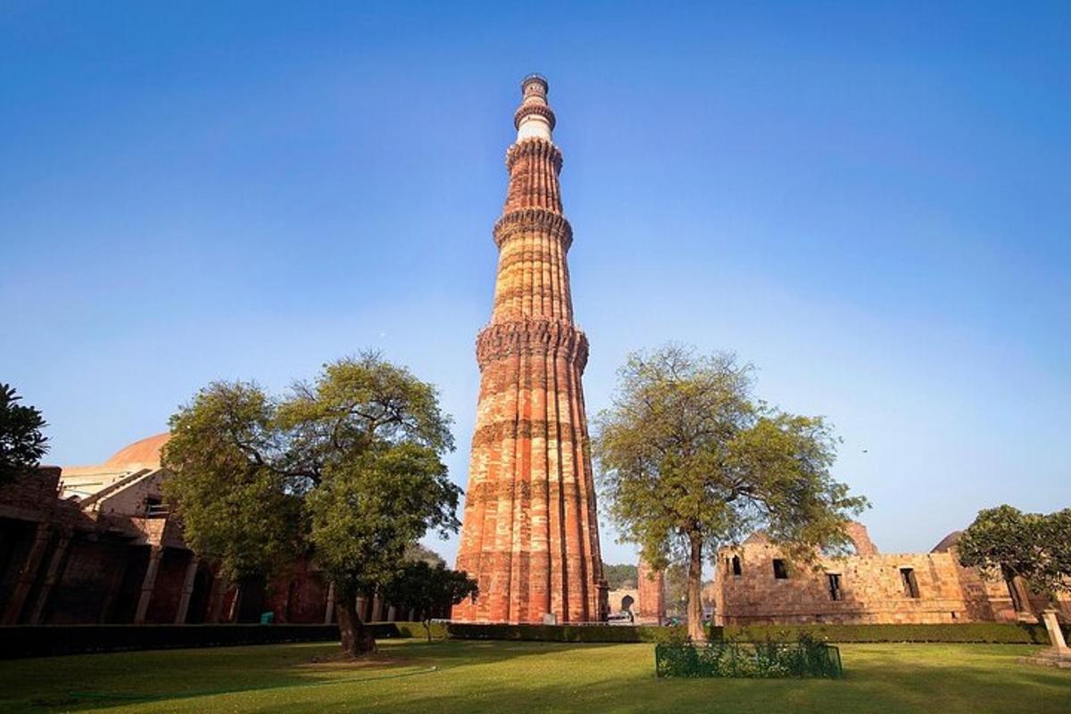 una torre alta nel mezzo di un parco