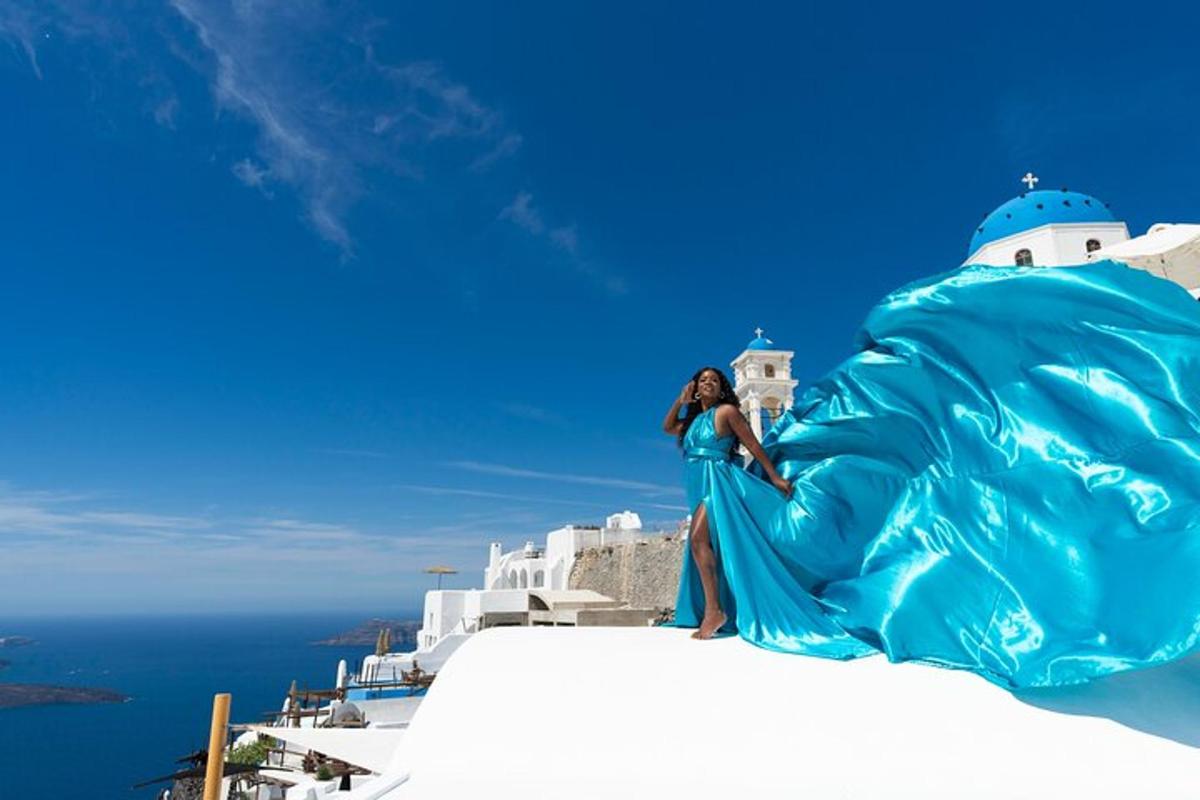 una dona amb un vestit blau dempeus a dalt d'un edifici