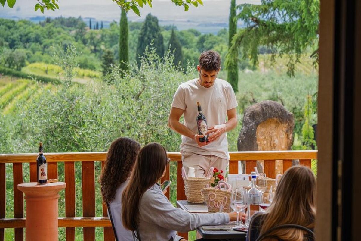 un uomo in piedi a un tavolo con un gruppo di persone