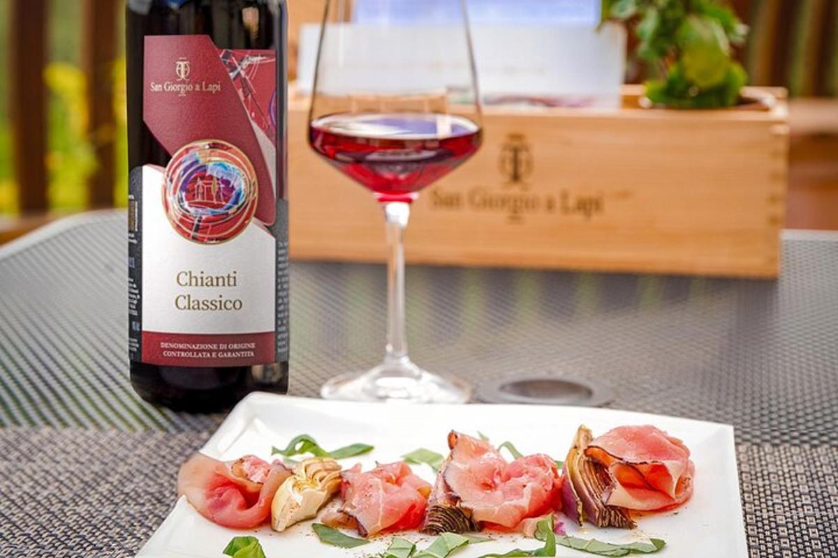 una bottiglia di vino, un piatto di cibo e un bicchiere di vino