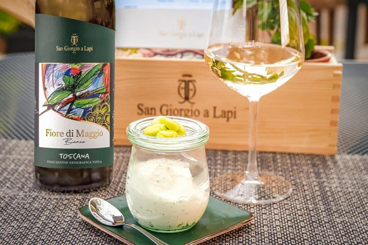 steklenico vina in kozarec in steklenico vina