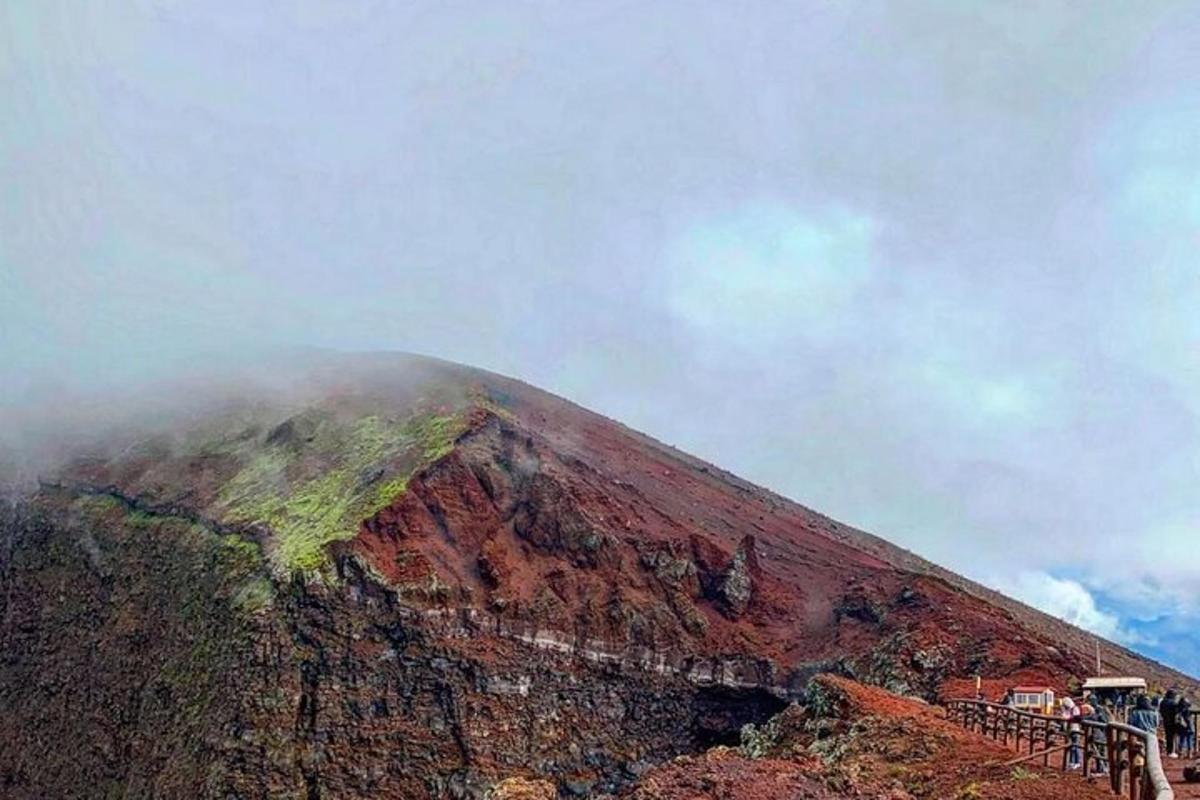 fjall með fullt af fólki sem stendur í kringum það