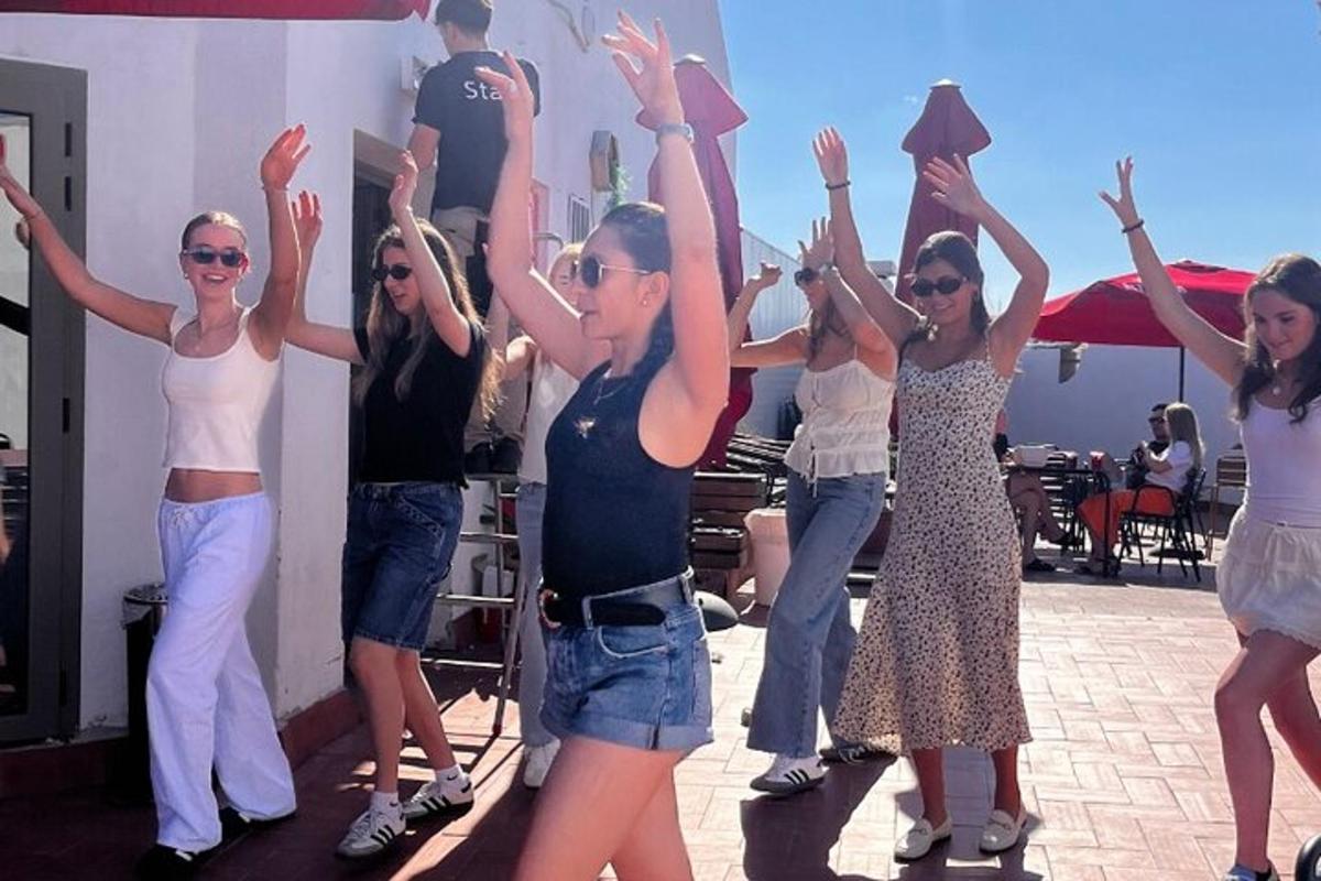 um grupo de mulheres dançando em uma pista de dança