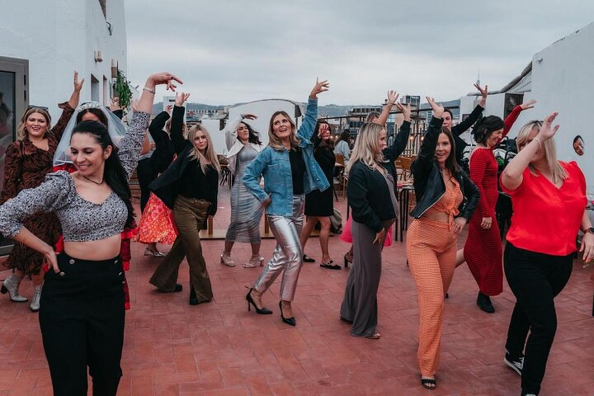 um grupo de mulheres dançando em uma pista de dança