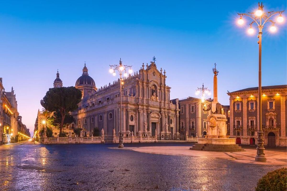 un gran edifici en una ciutat a la nit