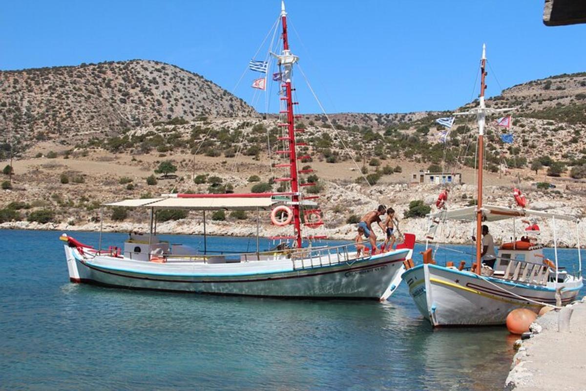 δύο βάρκες είναι αγκυροβολημένες σε ένα υδάτινο σώμα