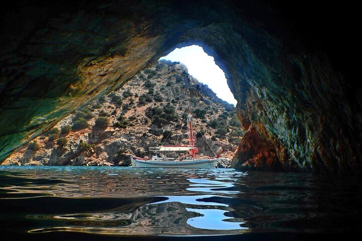 μια βάρκα σε μια σπηλιά με ένα βουνό