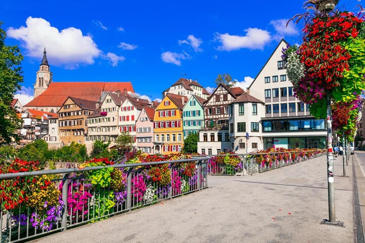 una città con edifici colorati e fiori su un ponte