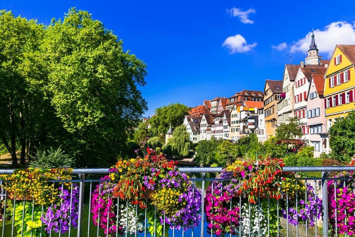 un mazzo di fiori su una recinzione con edifici