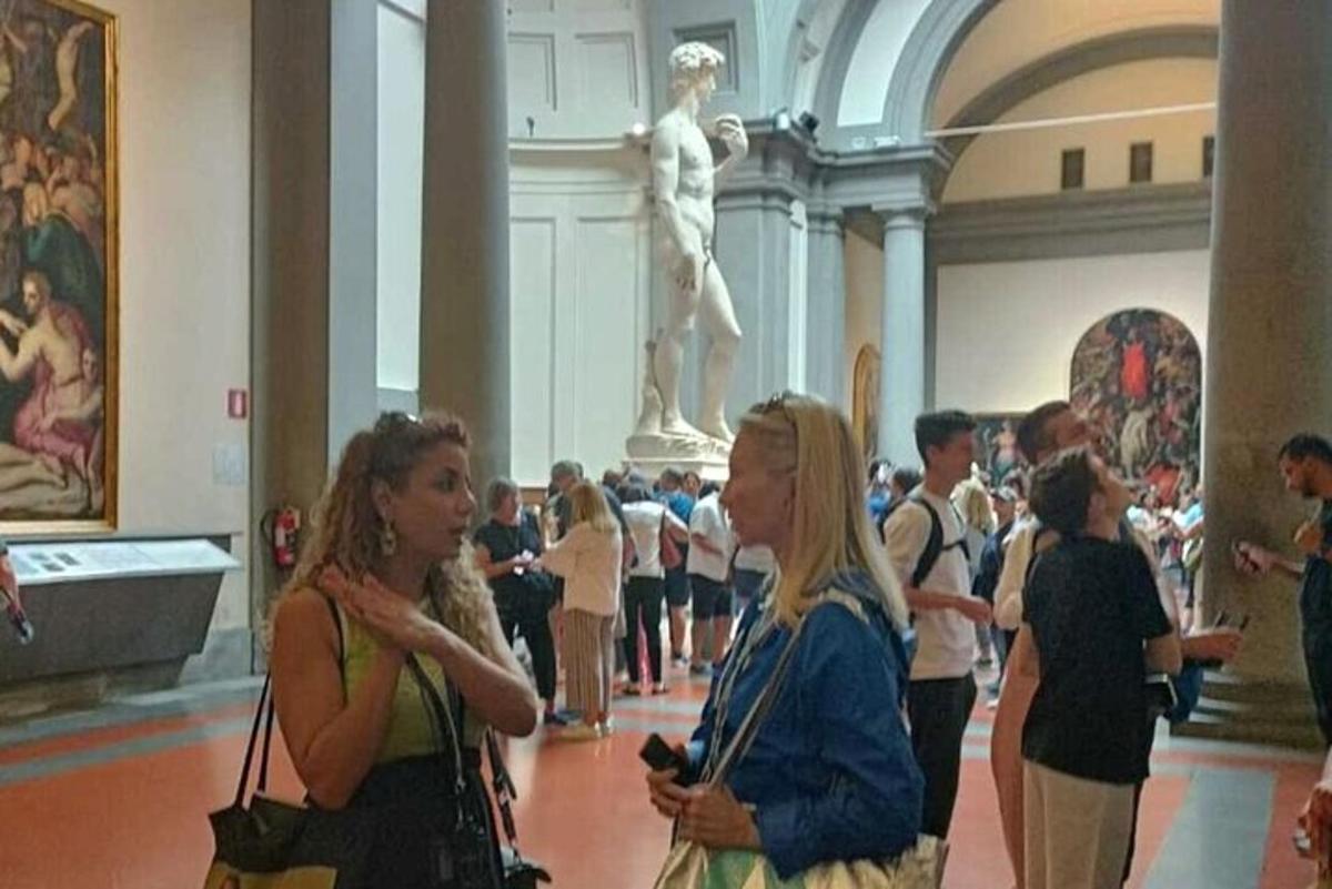 grupp inimesi vaatab muuseumis kuju