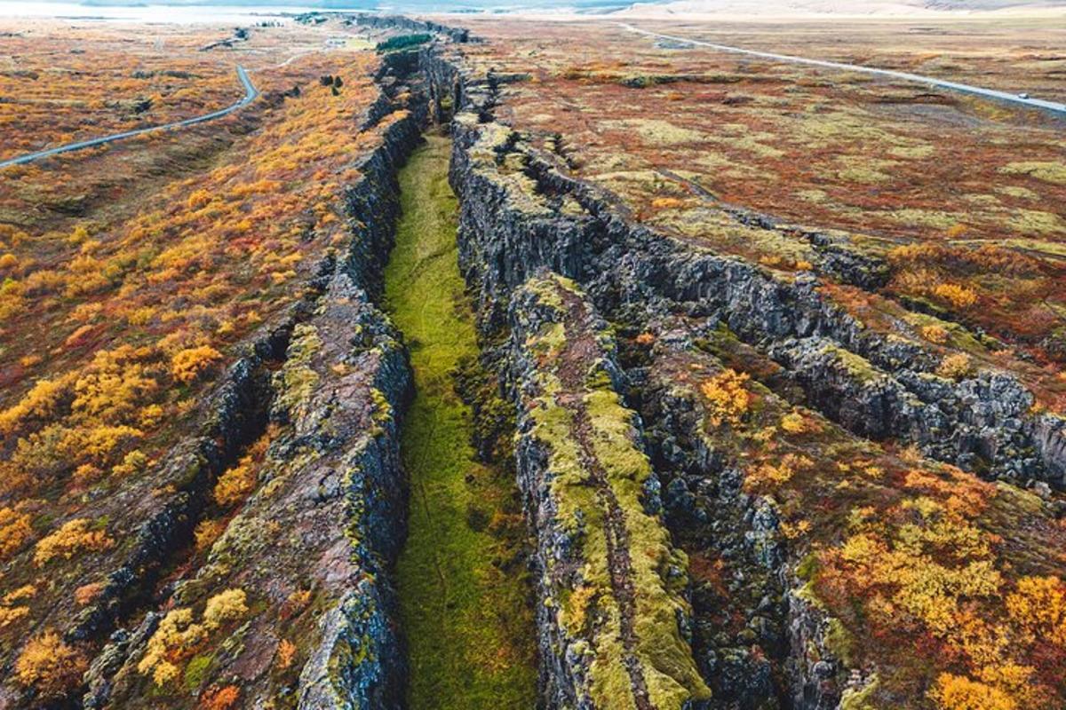 uma vista aérea de um muro de pedra em um campo