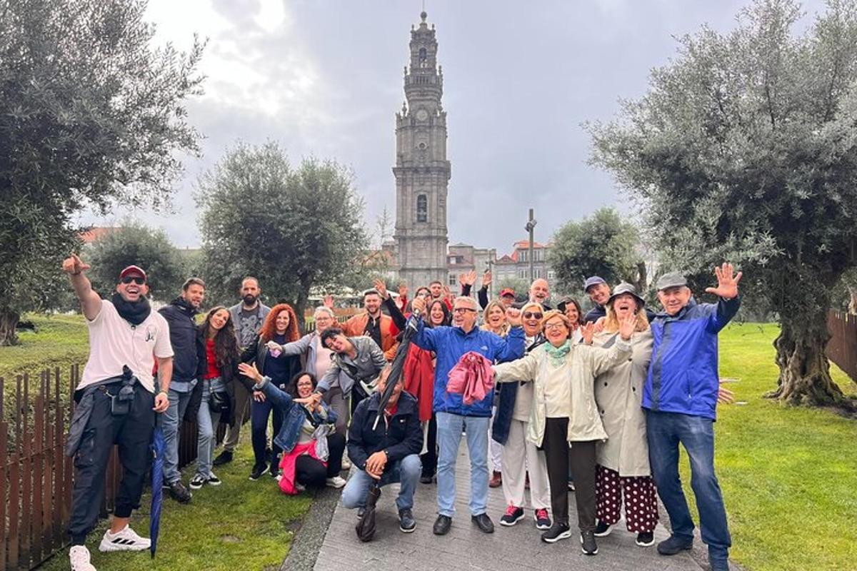 un gruppo di persone in posa per una foto davanti a una torre dell'orologio