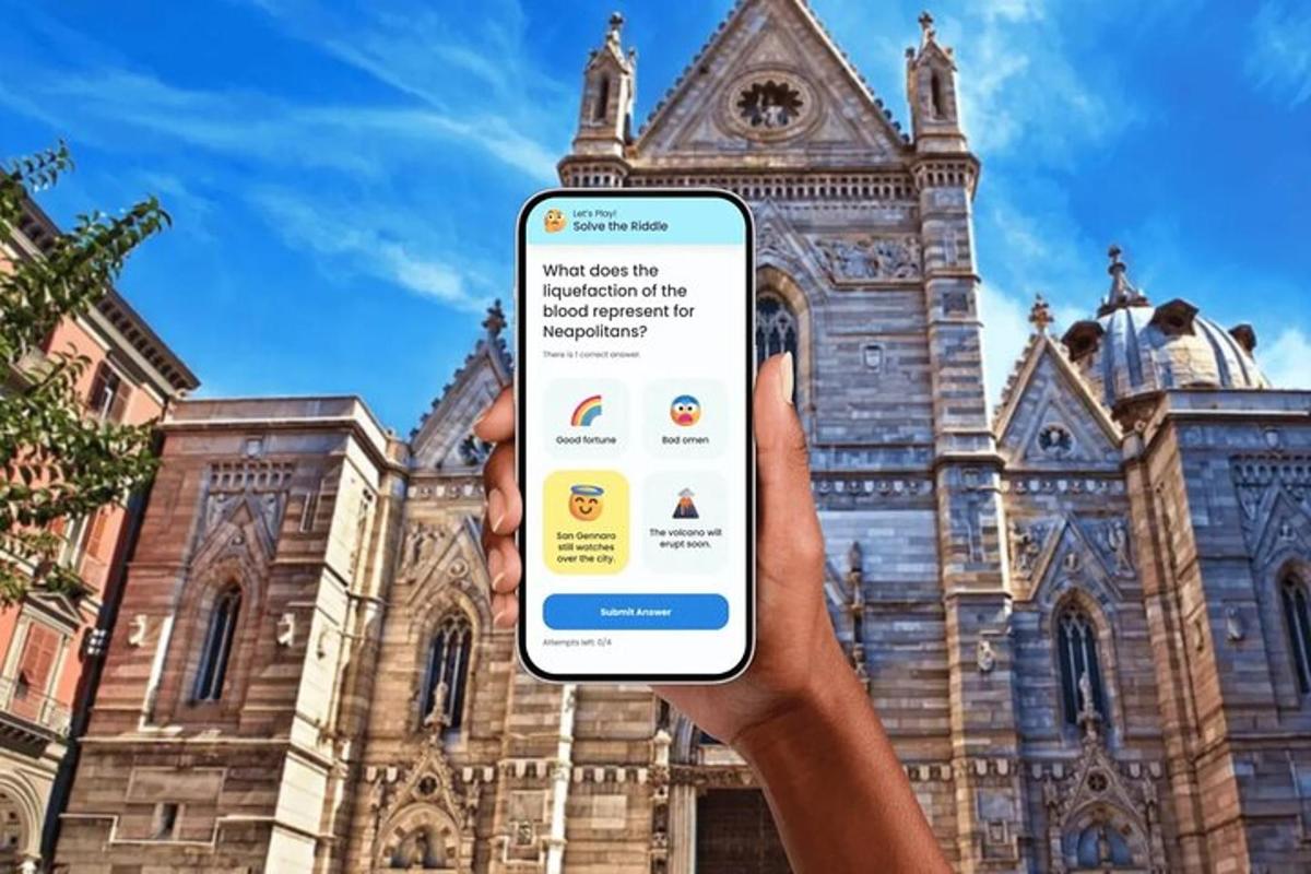 una persona che tiene in mano un telefono cellulare davanti a un edificio