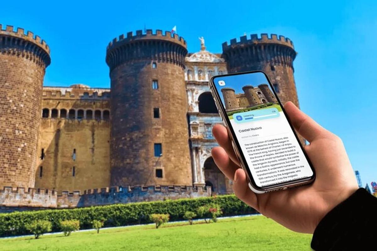 una persona che tiene in mano un cellulare davanti a un castello