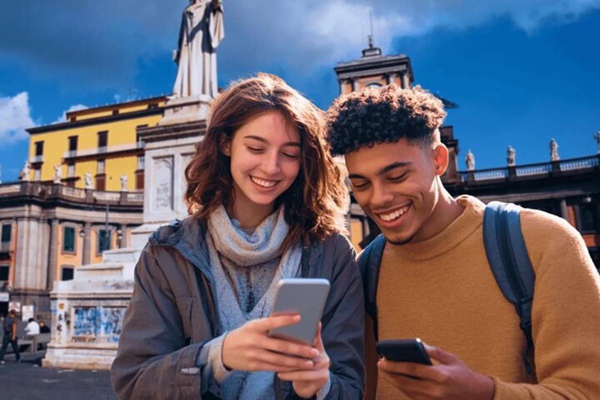 un home i una dona mirant un telèfon mòbil