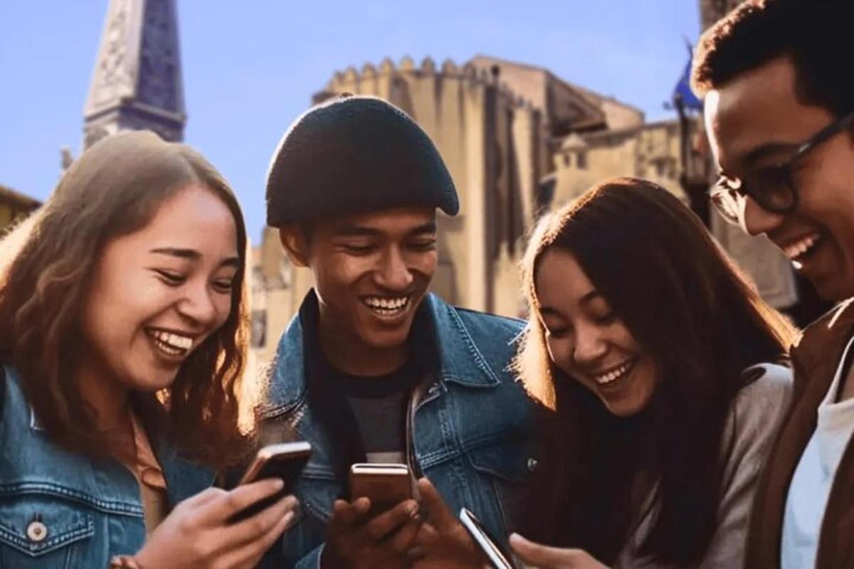 un gruppo di persone che guardano i loro cellulari