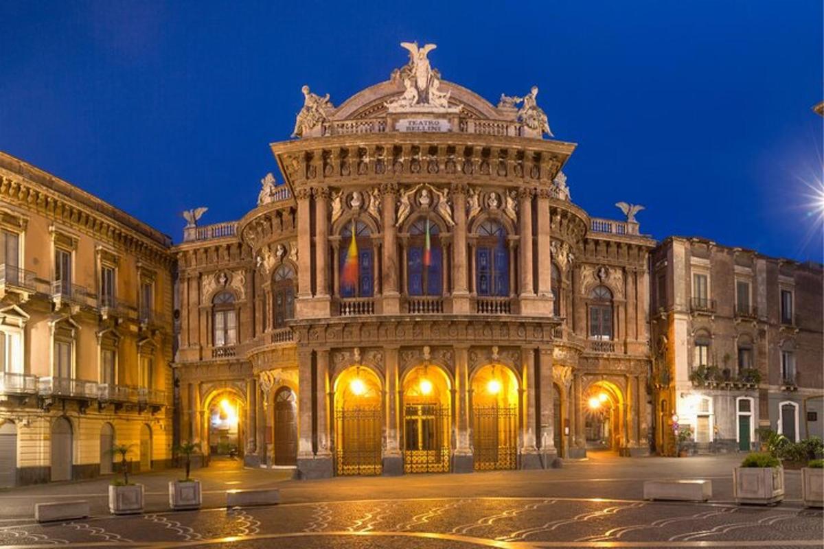 un gran edifici en una ciutat a la nit