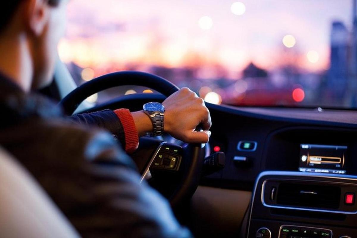 inimene, kes juhib autot käsi roolil
