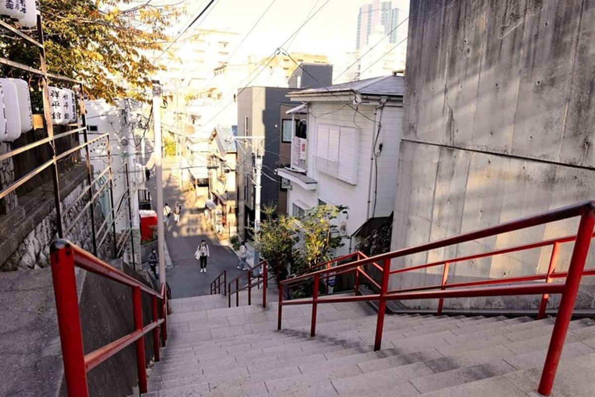 una persona bajando unas escaleras en un callejón