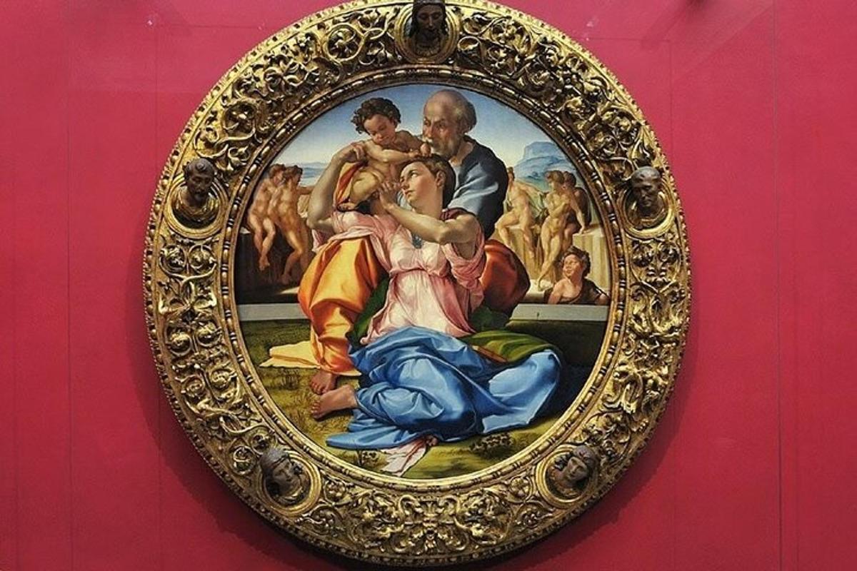 Una imagen de un cuadro en un marco dorado en una pared.