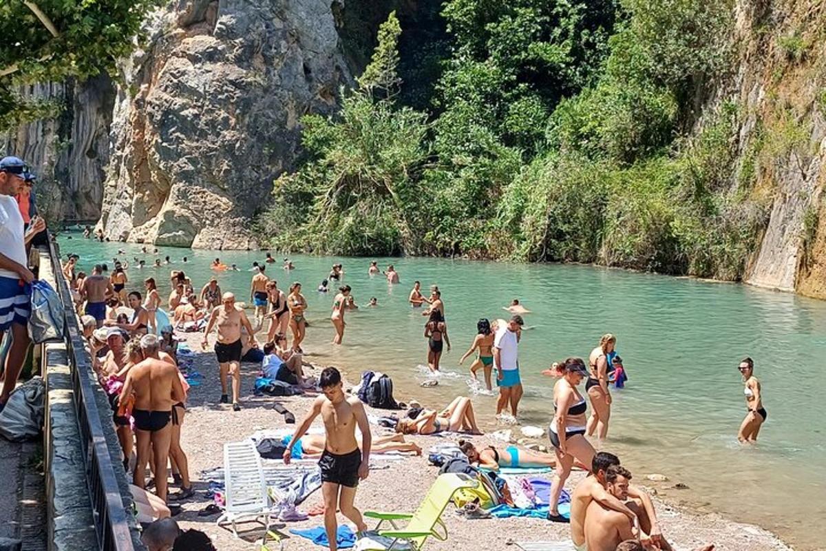 skupina lidí na pláži ve vodě