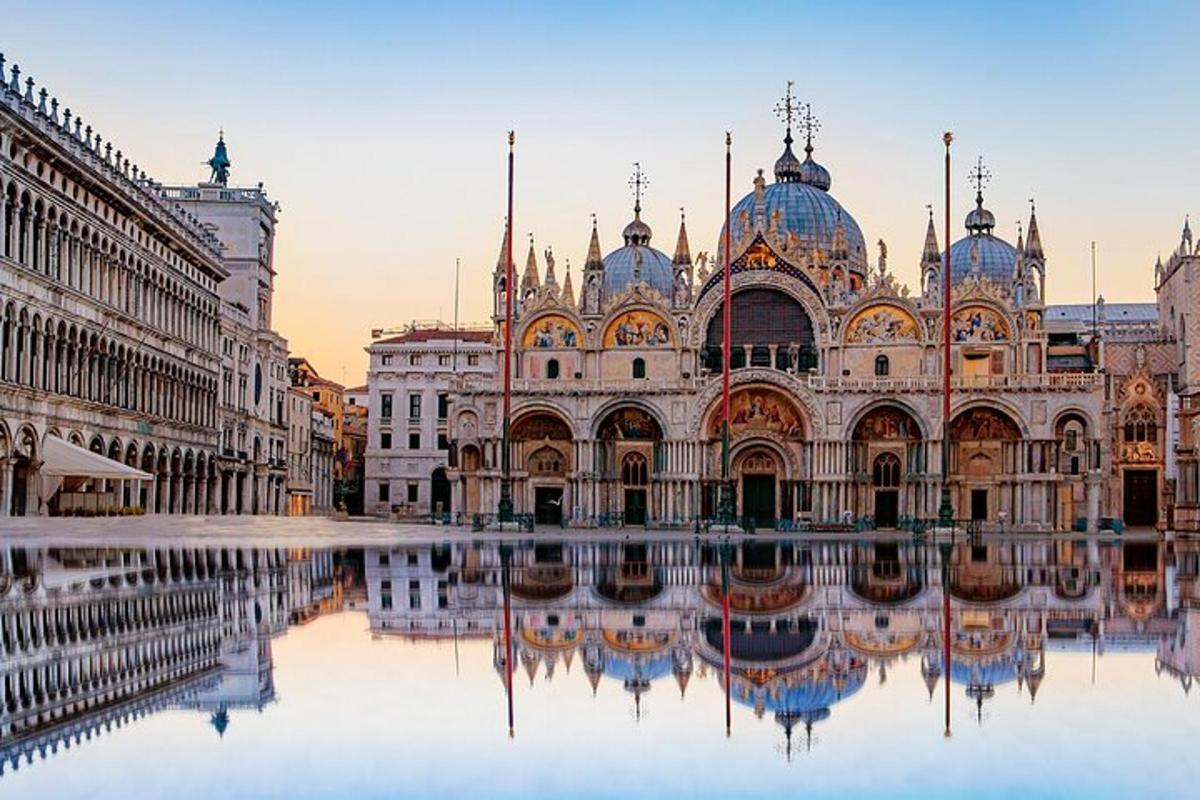 um grande edifício com seu reflexo na água