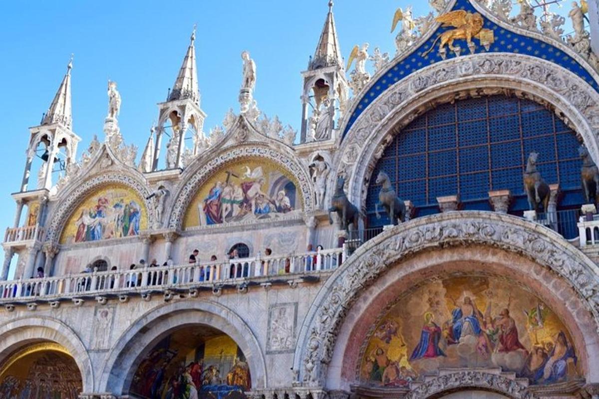 um edifício com pinturas na lateral