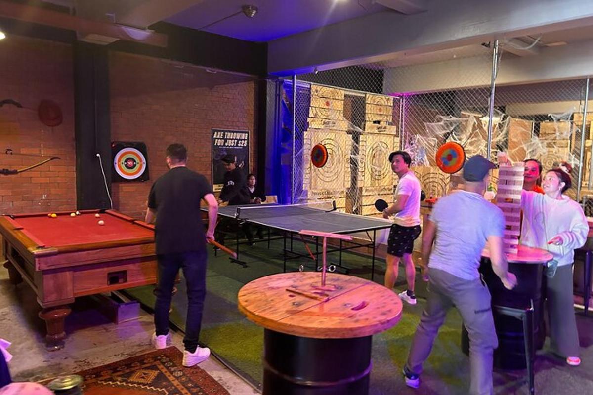 skupina lidí hrajících ping pong