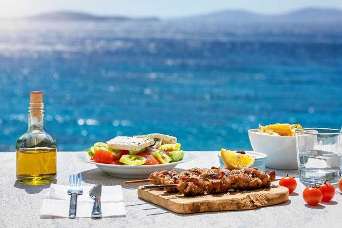 ένα τραπέζι με ένα πιάτο φαγητό και ένα μπουκάλι κρασί