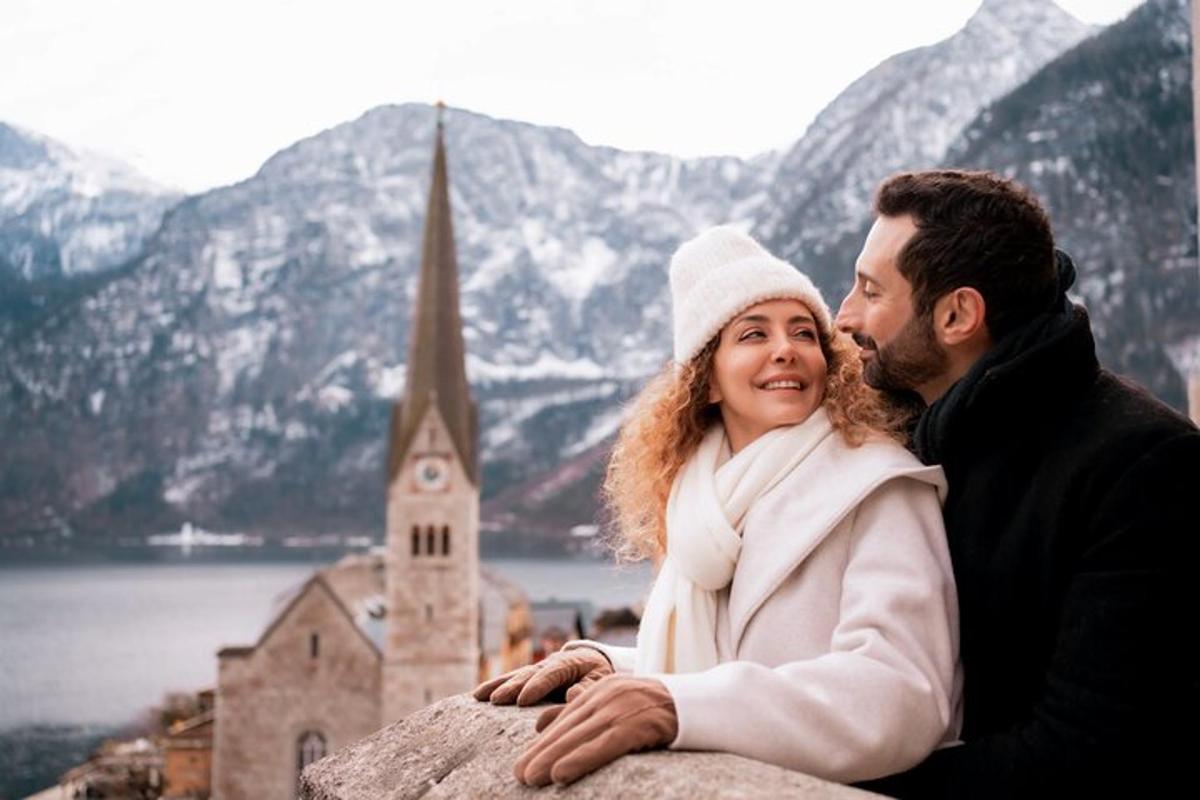Ein Mann und eine Frau sitzen auf einem Felsen mit einer Kirche