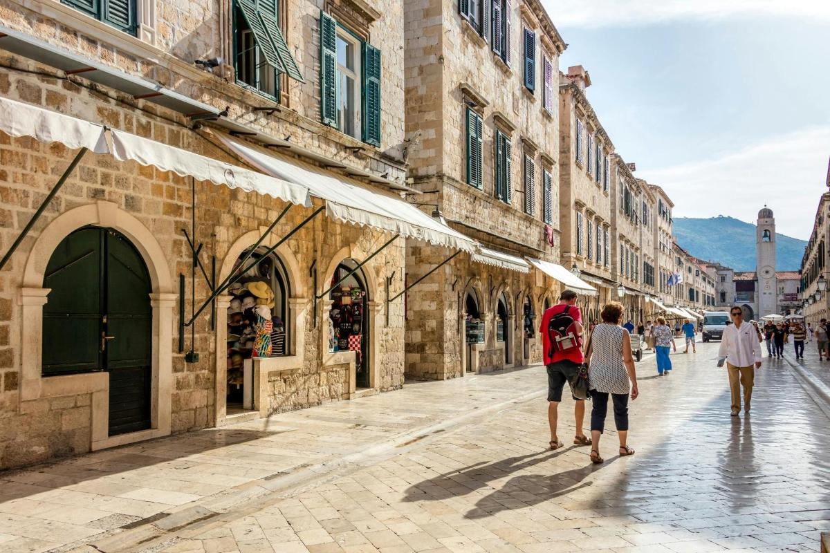 un gruppo di persone che camminano lungo una strada