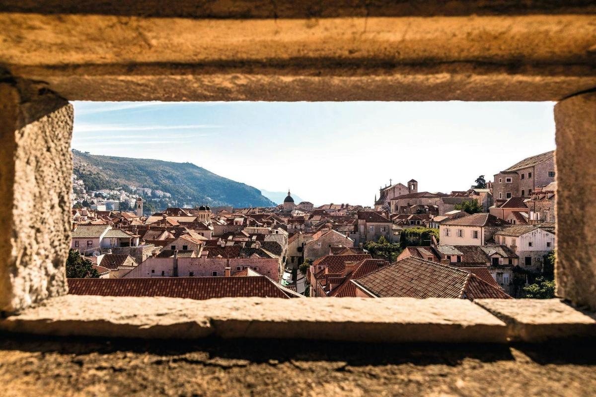 una vista di una città da una finestra