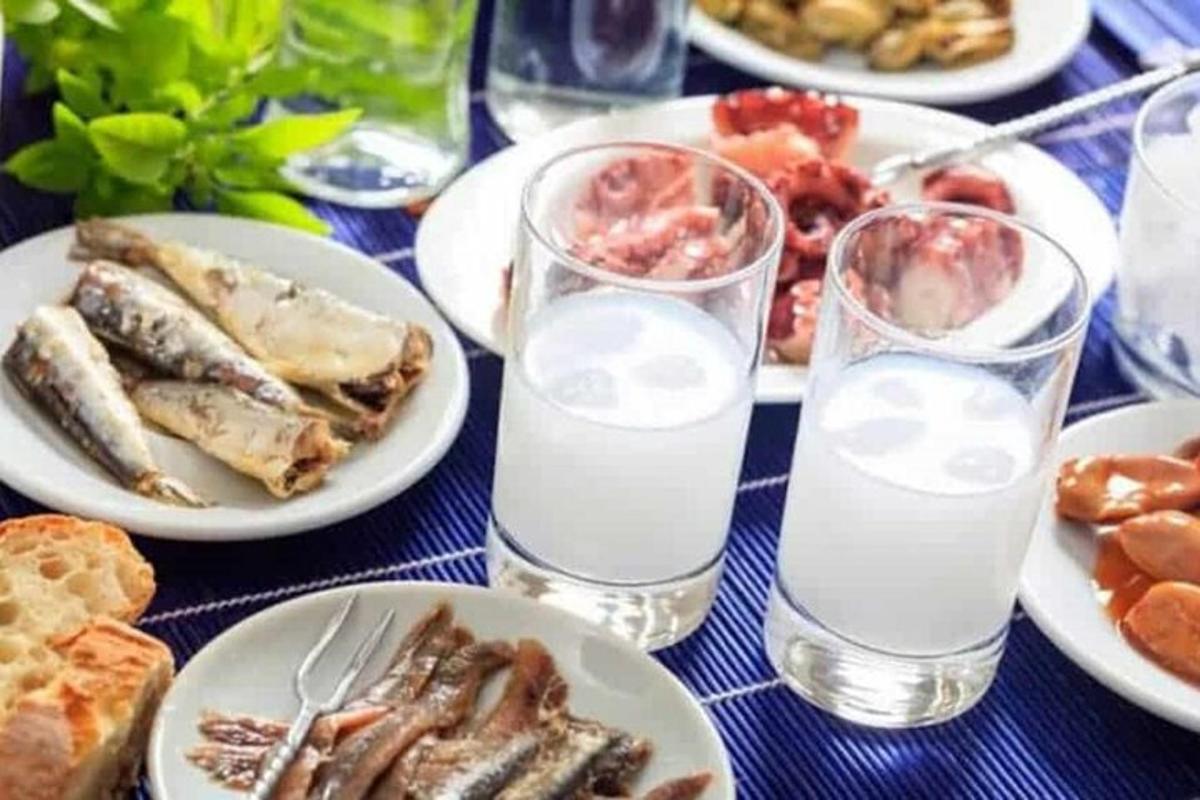 ein Tisch mit Tellern mit Essen und Gläsern Milch