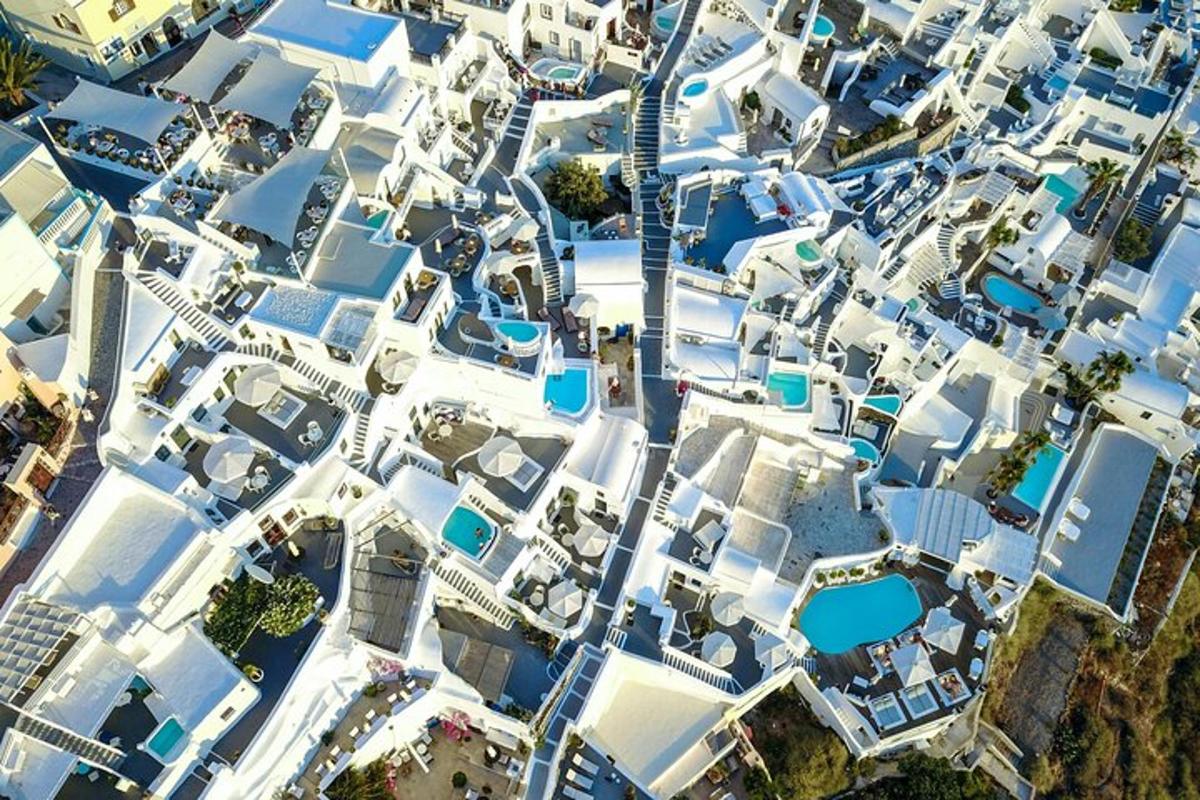 鸟瞰一座拥有白色建筑的城市