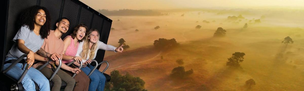 sekumpulan orang yang menaiki kereta api melihat ke luar padang