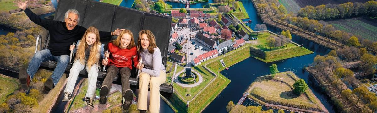 skupina lidí sedících na vrcholu hradu